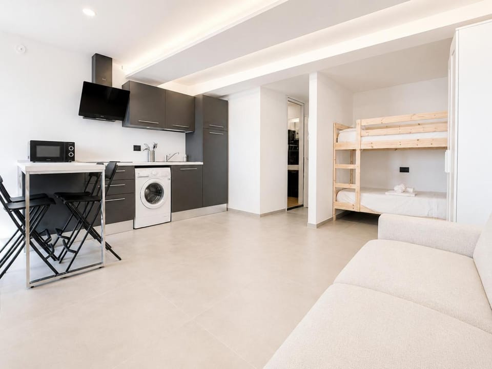 Kitchen or kitchenette, Living room, Photo of the whole room, Seating area, Dining area, Evening entertainment, minibar, stove