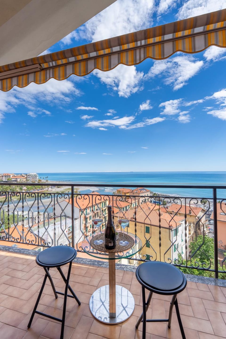 Property building, Balcony/Terrace, City view, River view, Sea view