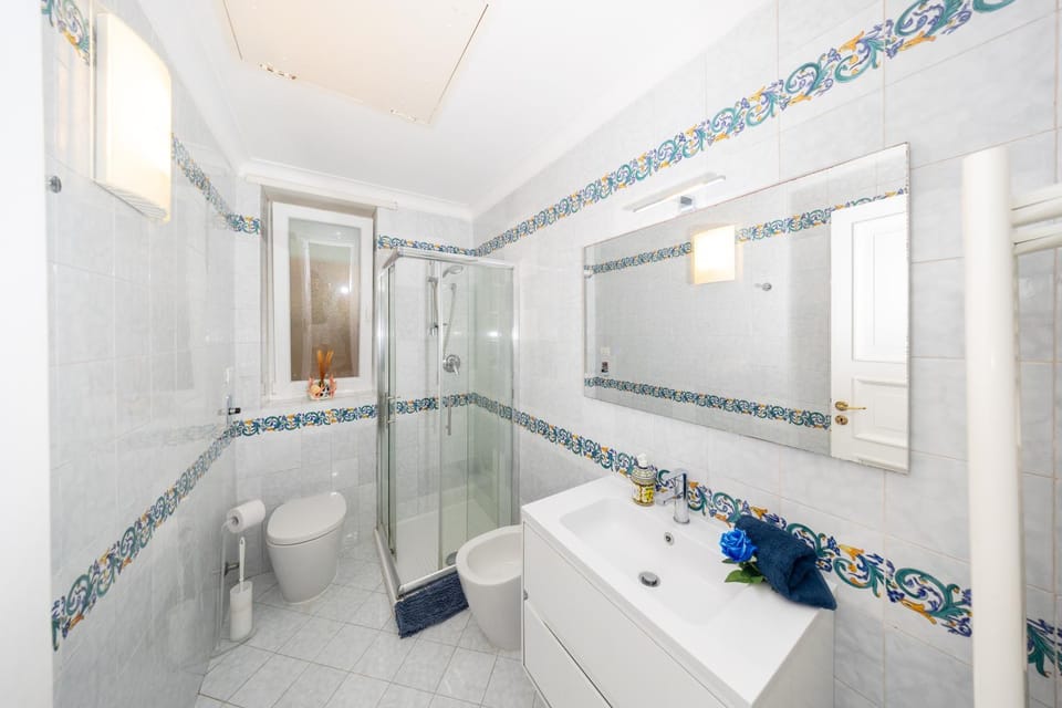 Shower, Toilet, Bathroom, Bath, bidet, towels