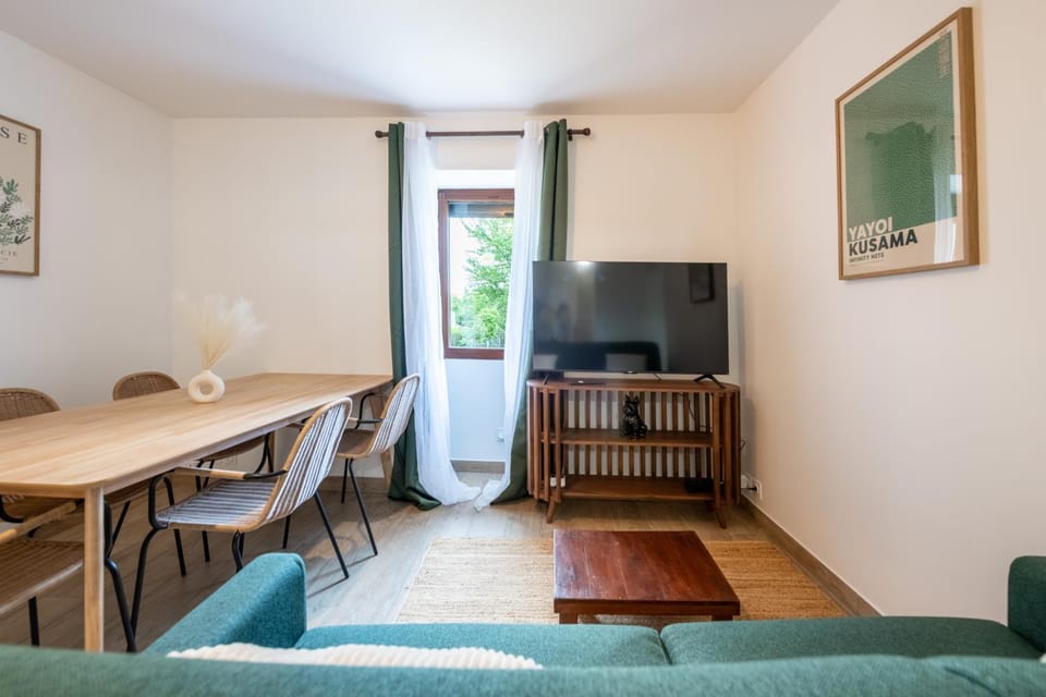 Communal lounge/ TV room, TV and multimedia, Living room, Seating area, Dining area