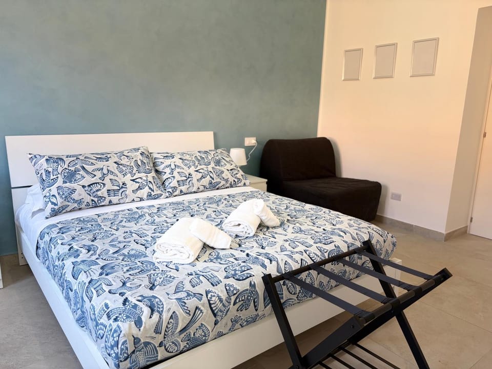 Bed, Bedroom, towels