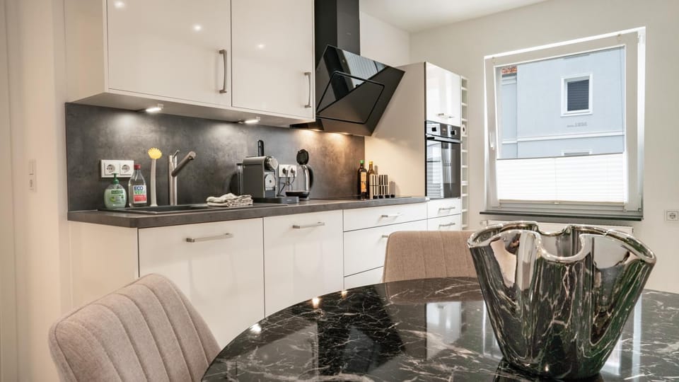 Coffee/tea facilities, Kitchen or kitchenette, Dining area, dishwasher, toaster