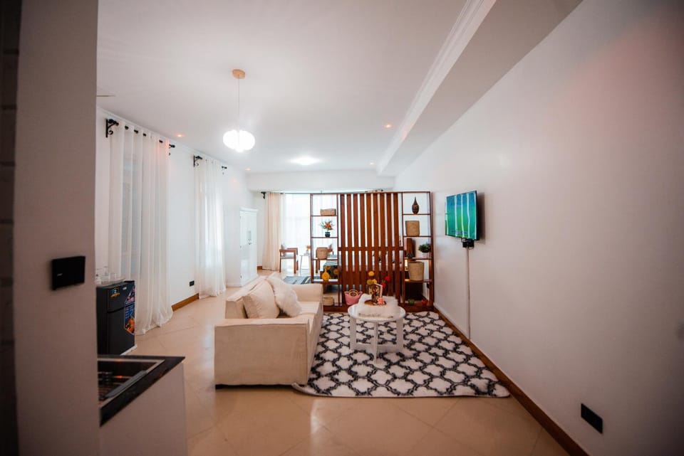 Bed, TV and multimedia, Living room, Photo of the whole room, Seating area, Bedroom