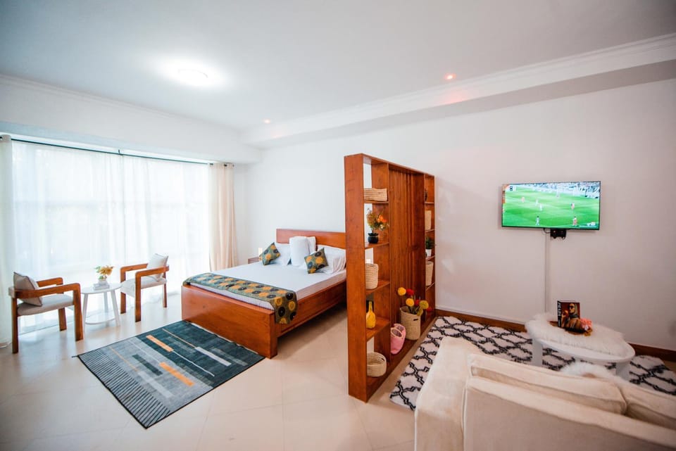 Bed, TV and multimedia, Living room, Photo of the whole room, Seating area, Bedroom