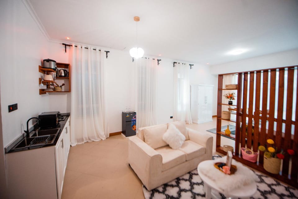 Bed, TV and multimedia, Kitchen or kitchenette, Living room, Photo of the whole room, Seating area, Dining area, Bedroom