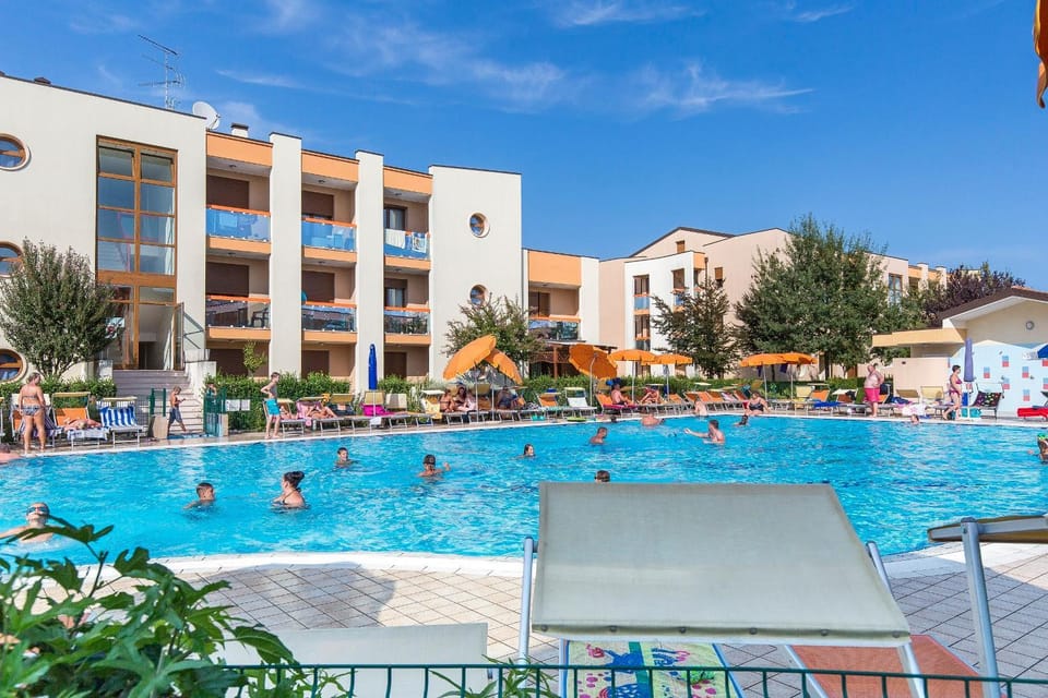 Property building, Day, Swimming pool, sunbed