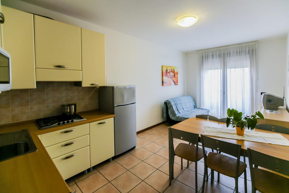 Kitchen or kitchenette, Living room, minibar
