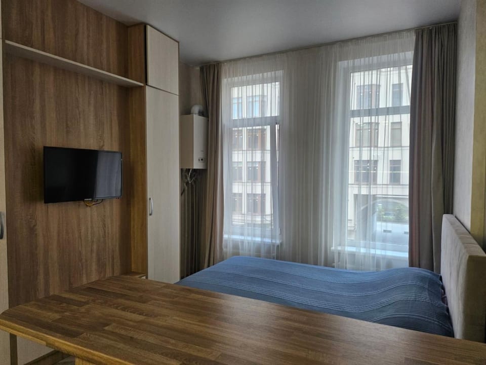 Bed, TV and multimedia, Bedroom