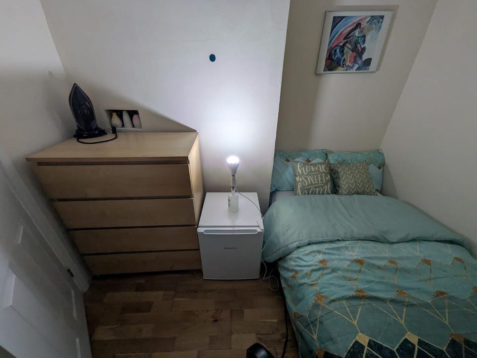Cosy family room Vacation rental in Croydon