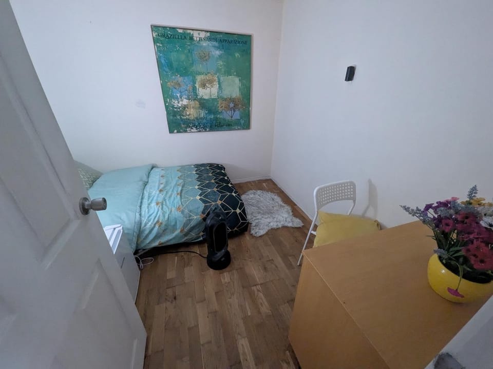 Cosy family room Vacation rental in Croydon