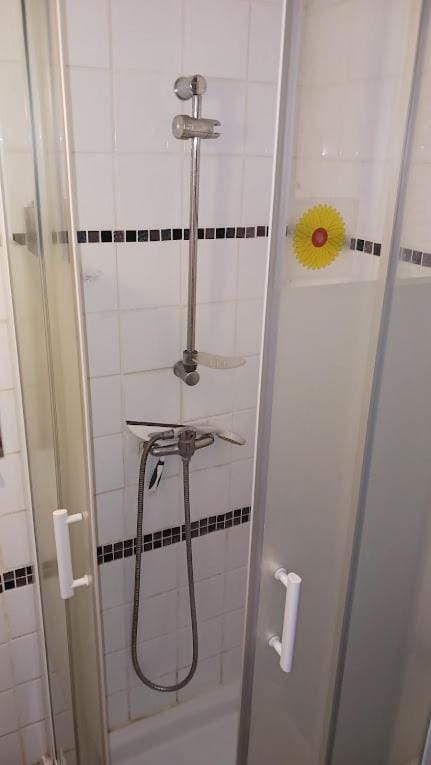 Independent Studio Kitchen & Shower Free Parking Apartment in Poitiers