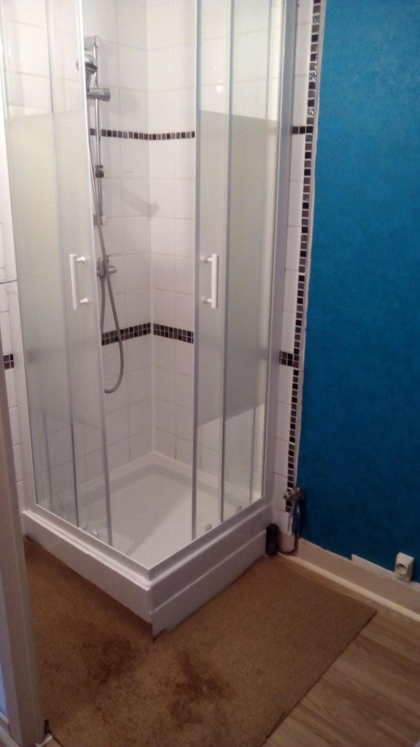 Independent Studio Kitchen & Shower Free Parking Apartment in Poitiers
