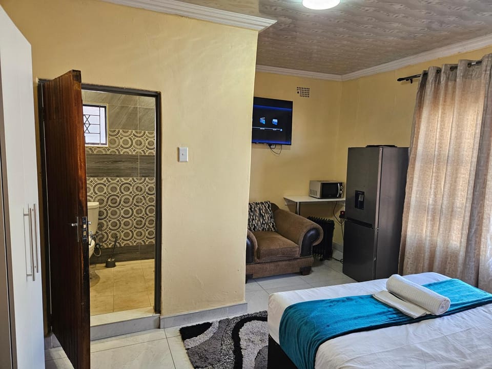 Toilet, TV and multimedia, oven