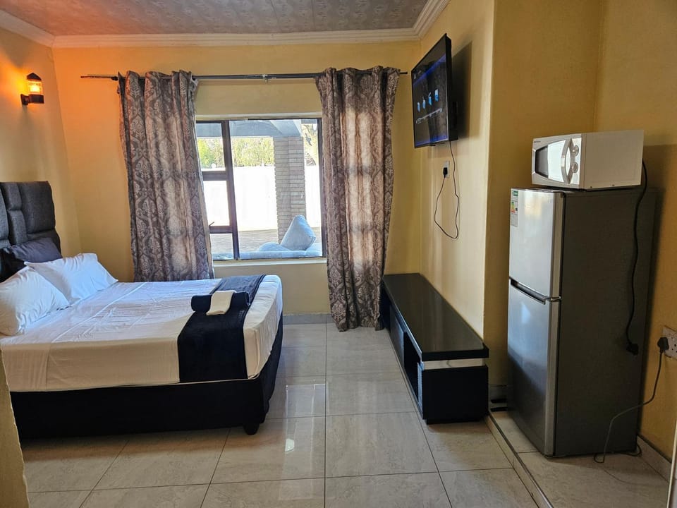 Property building, Bed, TV and multimedia, Photo of the whole room, oven