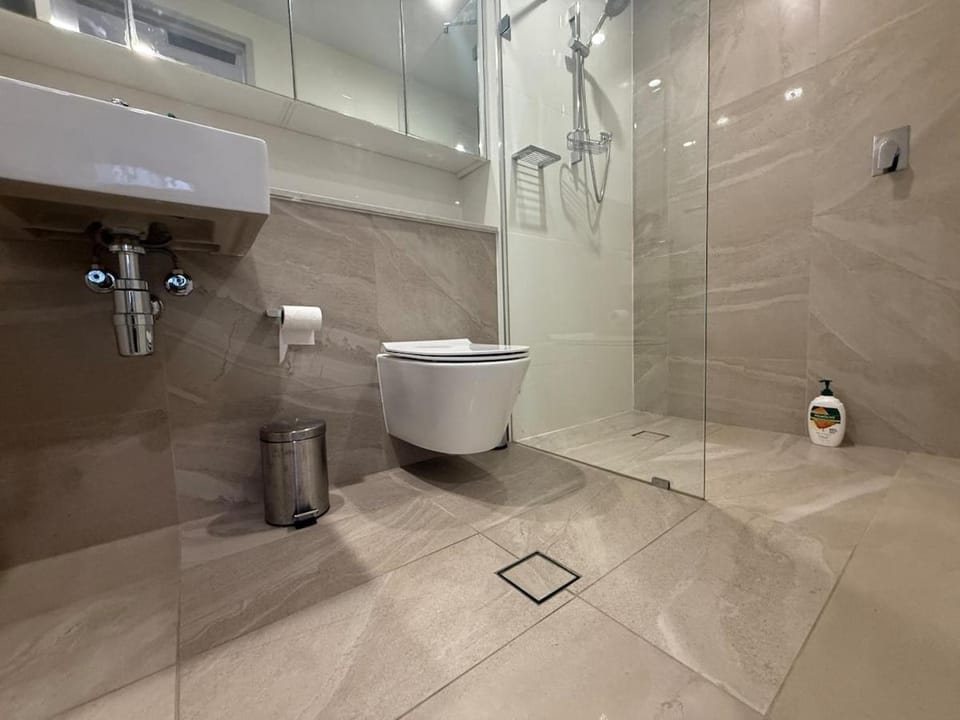 Luxury Rooftop Retreat Pool, Spa Sauna & Parking Apartment in Lidcombe