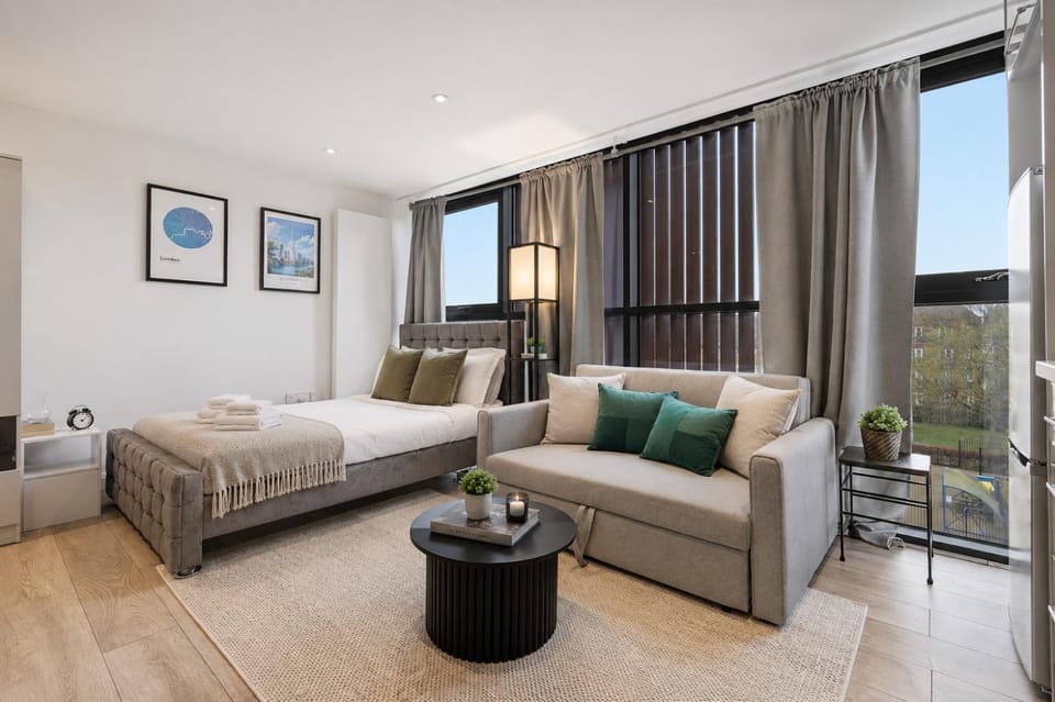 Bed, Living room, Photo of the whole room, Seating area