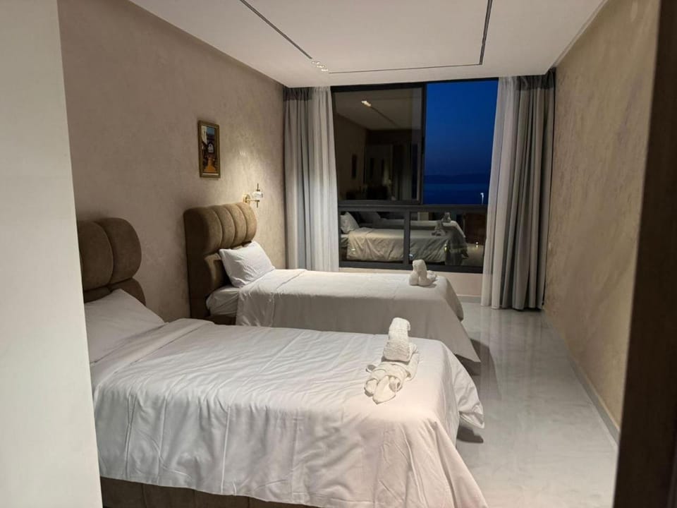 Photo of the whole room, Bedroom, towels