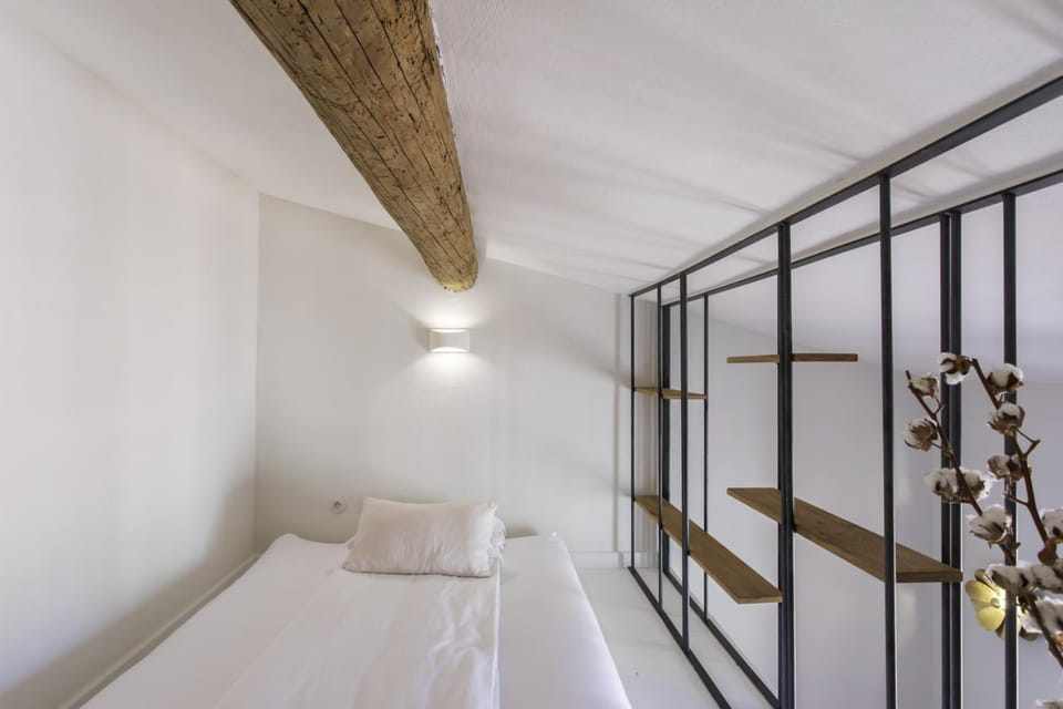 A2 Staywizus-Duplex Vieil Antibes Sea View, 3 BDR, AC, Terrasse Apartment in Antibes