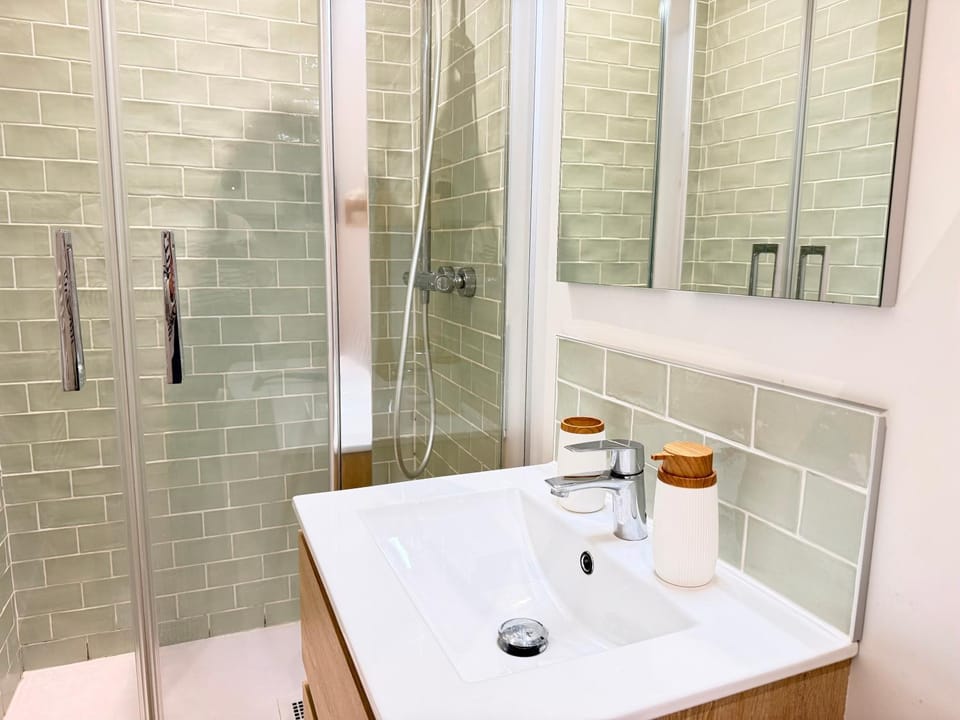 Shower, Bathroom, towels