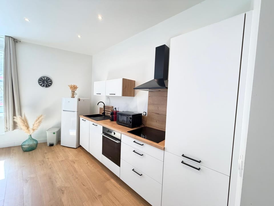 Coffee/tea facilities, Kitchen or kitchenette, oven, stove