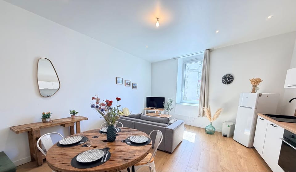 Kitchen or kitchenette, Living room, Seating area, Dining area