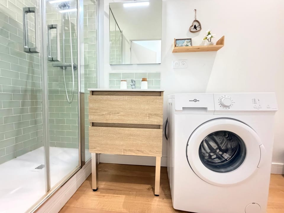 Shower, Bathroom, towels, washing machine