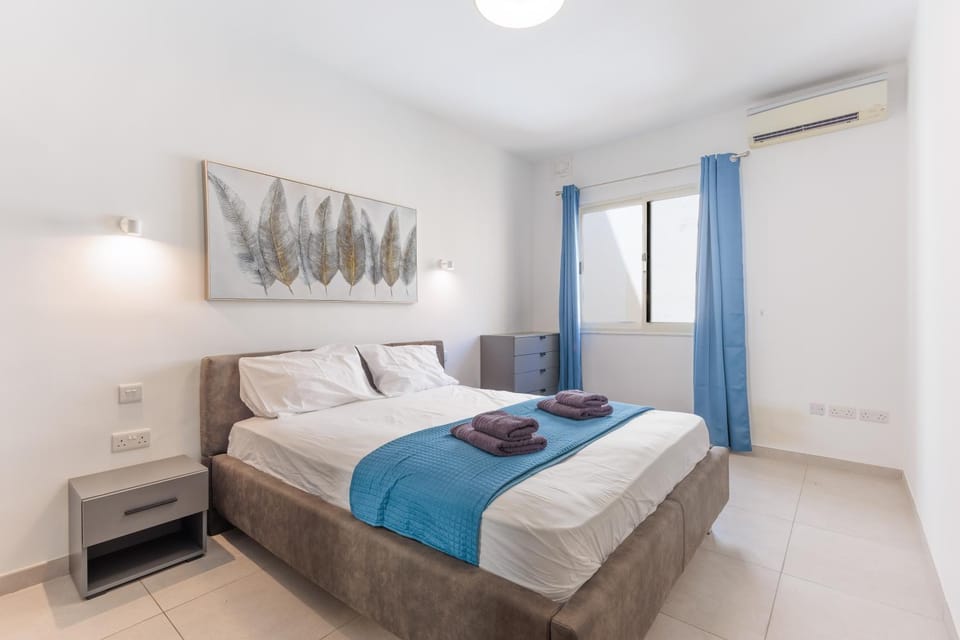 Bed, Photo of the whole room, Bedroom, towels, air conditioner