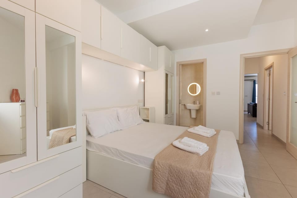 Bed, Bathroom, Photo of the whole room, Bedroom, towels, wardrobe
