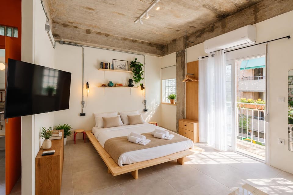 Bed, TV and multimedia, Photo of the whole room, Seating area, Bedroom, towels, air conditioner