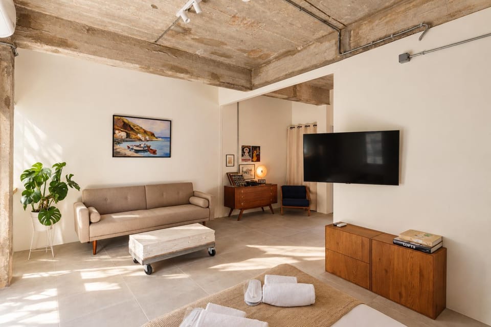 TV and multimedia, Living room, Photo of the whole room, Seating area, Bedroom, towels