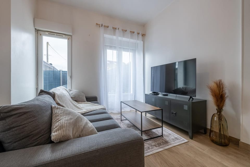Communal lounge/ TV room, Facade/entrance, TV and multimedia, Living room, Seating area