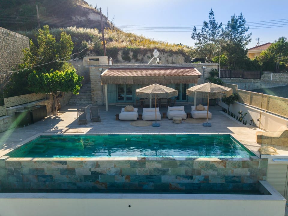 Property building, Summer, Swimming pool, acessibility