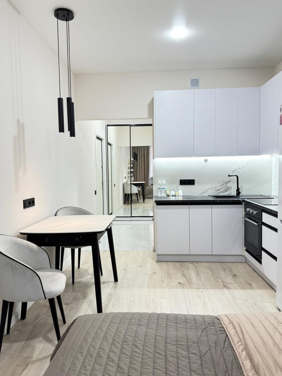 Стильная студия с балконом Аркадия РОДОС Apartment in Odessa