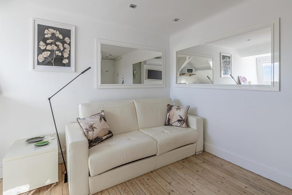 TV and multimedia, Living room, Decorative detail, Seating area