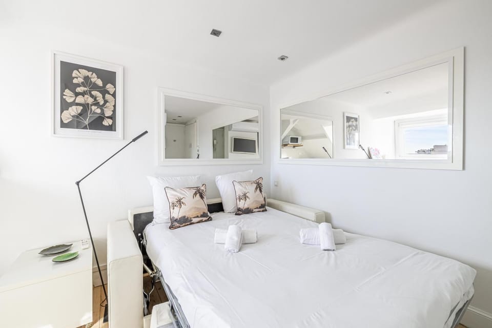 Bed, Night, TV and multimedia, Living room, Decorative detail, towels, air conditioner