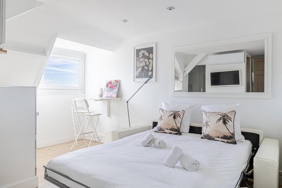 Bed, Night, TV and multimedia, Living room, Seating area, Dining area, towels, air conditioner