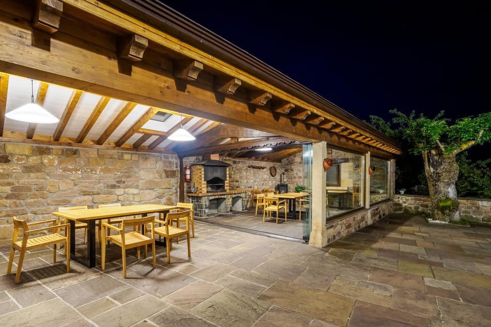 Patio, Restaurant/places to eat, Night, Banquet/Function facilities, Dining area