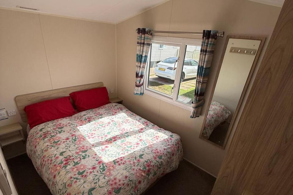 Seaside Caravan Sleeps 7 - Pet Friendly Garden House in Rhyl