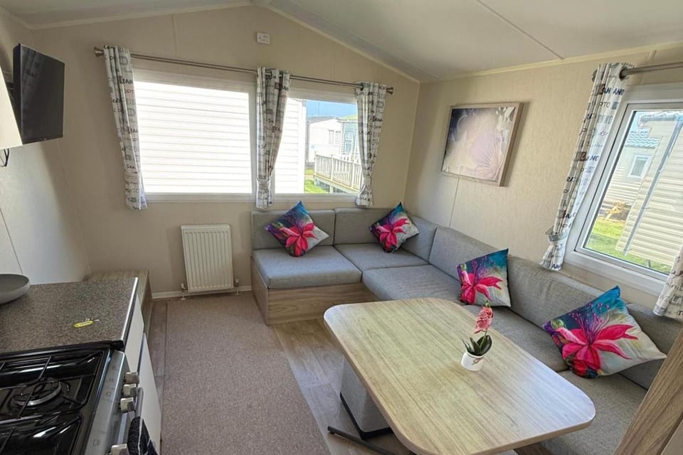 Seaside Caravan Sleeps 7 - Pet Friendly Garden House in Rhyl