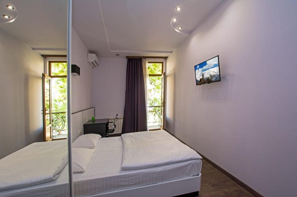 Bed, TV and multimedia, Photo of the whole room, Bedroom
