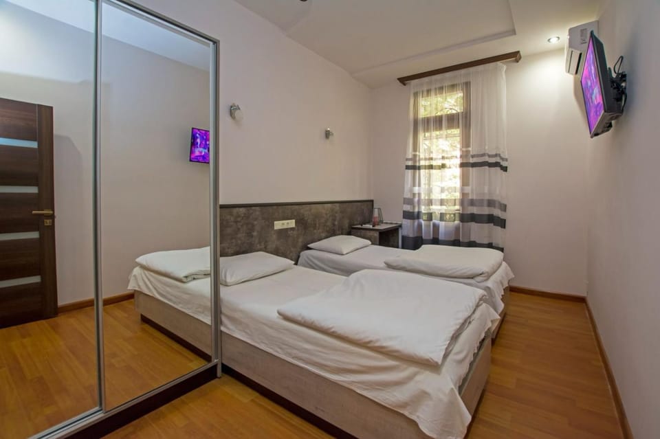 Bed, TV and multimedia, Photo of the whole room, Bedroom, towels, wardrobe
