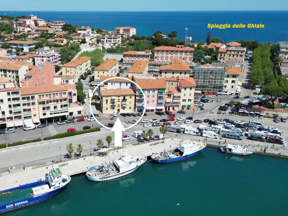 Property building, Day, Neighbourhood, Beach, City view, Sea view, Street view, Parking