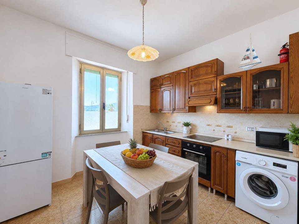 Kitchen or kitchenette, Dining area, washing machine