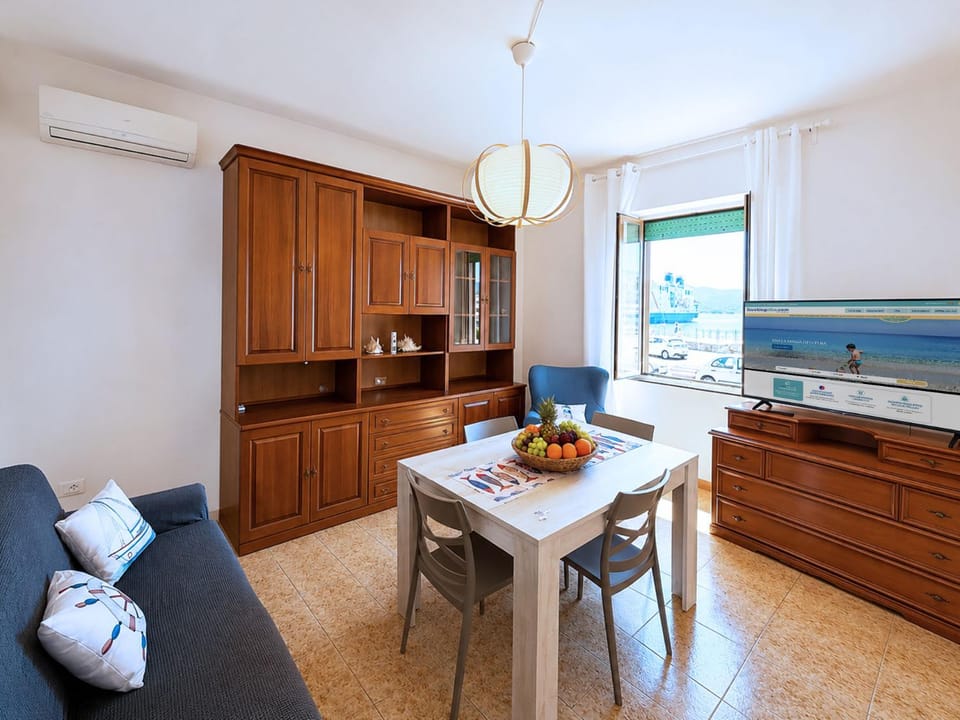 Communal lounge/ TV room, TV and multimedia, Living room, Seating area, Dining area, air conditioner