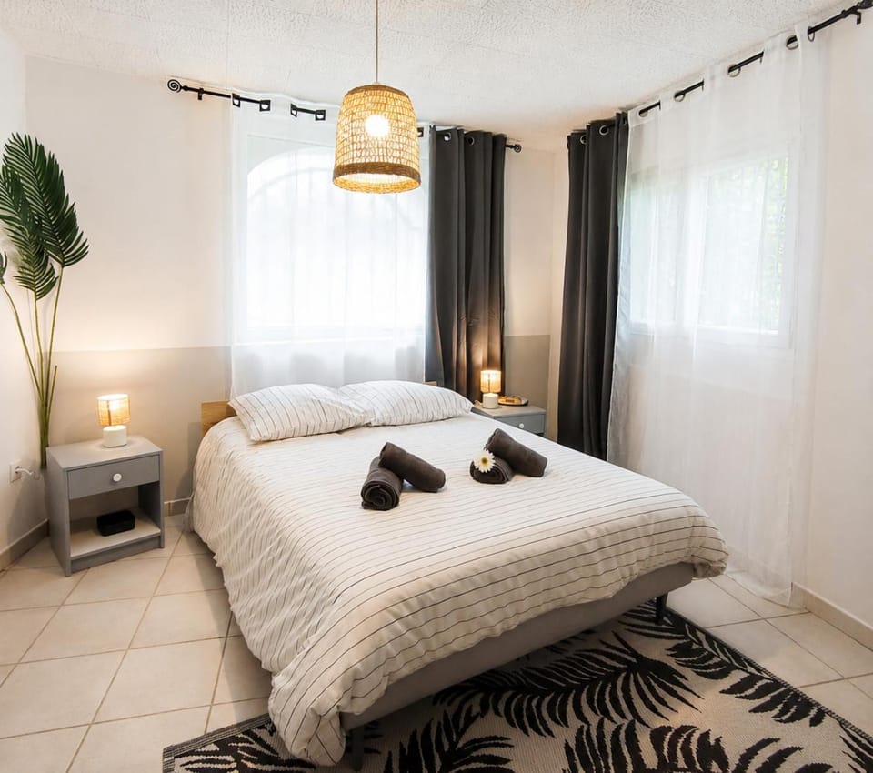 Bed, Photo of the whole room, Bedroom, towels