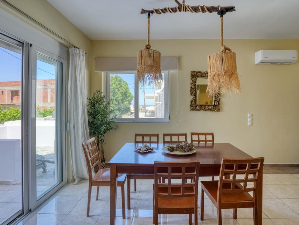 Living room, Seating area, Dining area, air conditioner