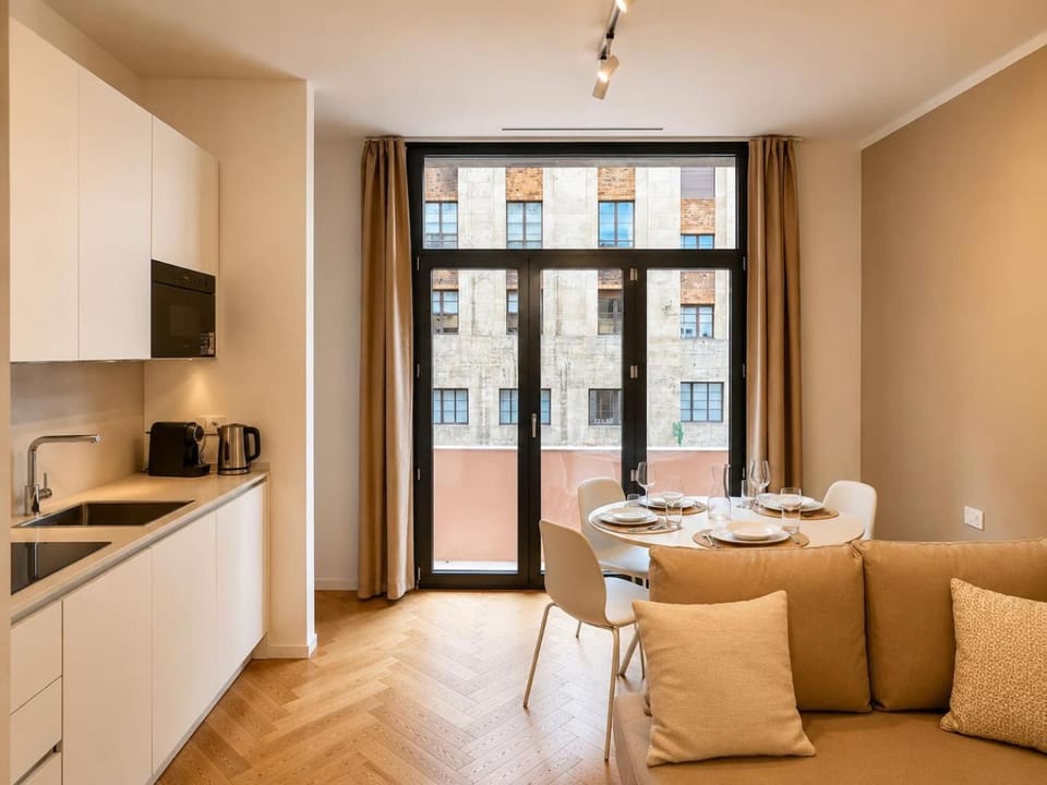 TV and multimedia, Kitchen or kitchenette, Living room, Seating area, City view, kitchen
