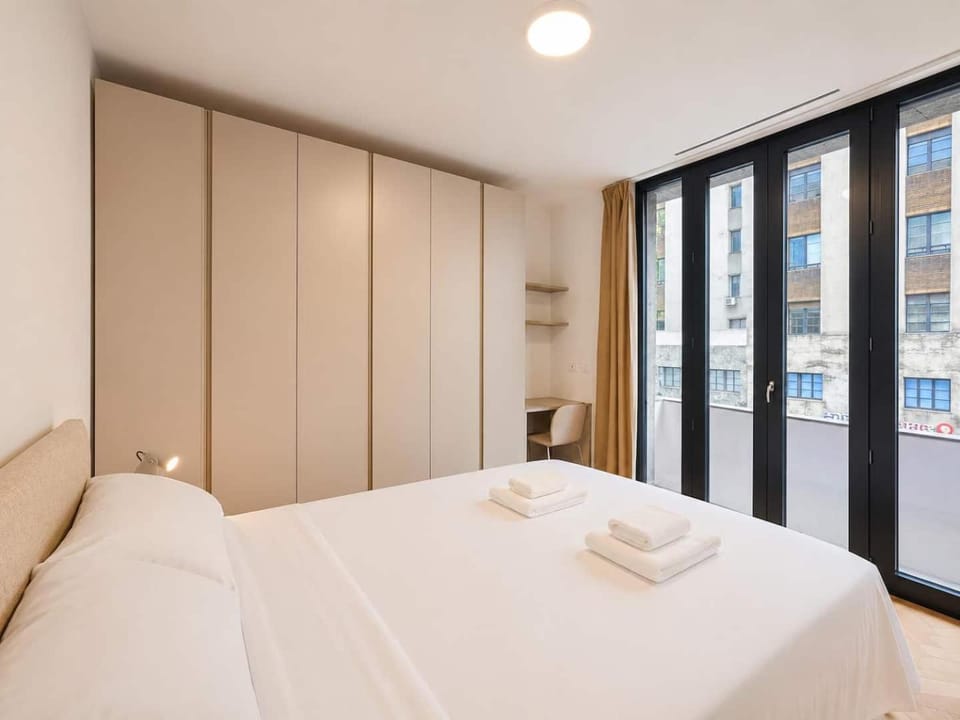 Photo of the whole room, Bedroom, City view, towels
