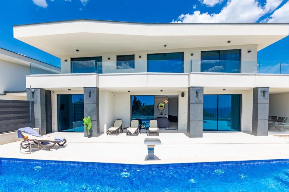 Patio, Pool view, Swimming pool, sunbed