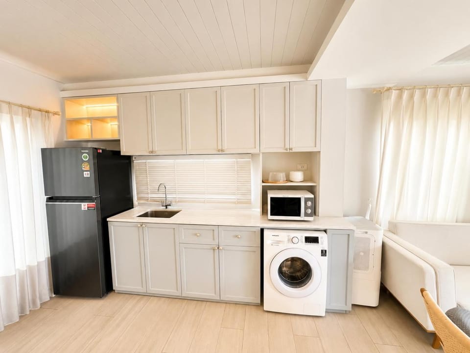 Kitchen or kitchenette, dishwasher, minibar, oven, stove, toaster, washing machine, dryer